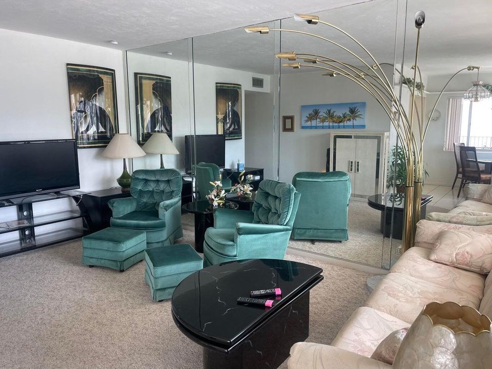 For Rent: $1,650 (2 beds, 2 baths, 819 Square Feet)