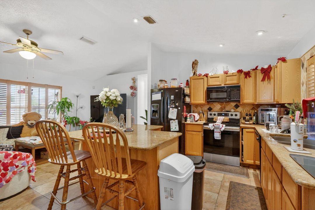 На продажу: $350,000 (3 спален, 2 ванн, 1254 Квадратных фут)