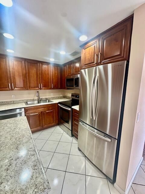 待售: $105,000 (2 贝兹, 1 浴室, 835 平方英尺)