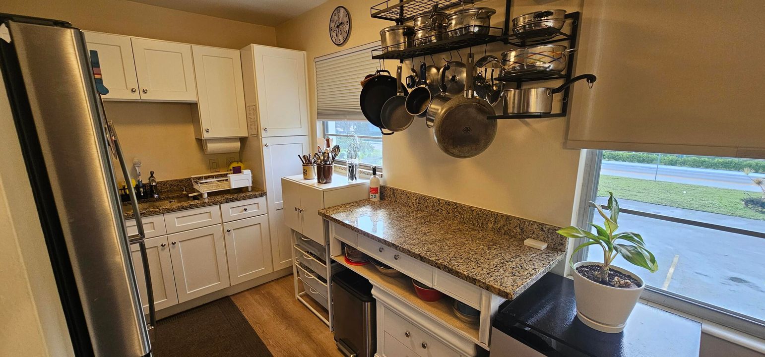 For Sale: $139,900 (2 beds, 1 baths, 820 Square Feet)