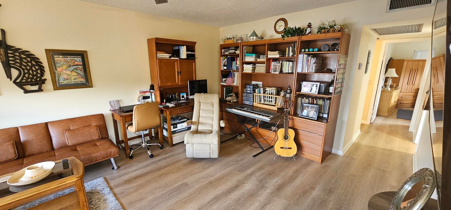 For Sale: $139,900 (2 beds, 1 baths, 820 Square Feet)