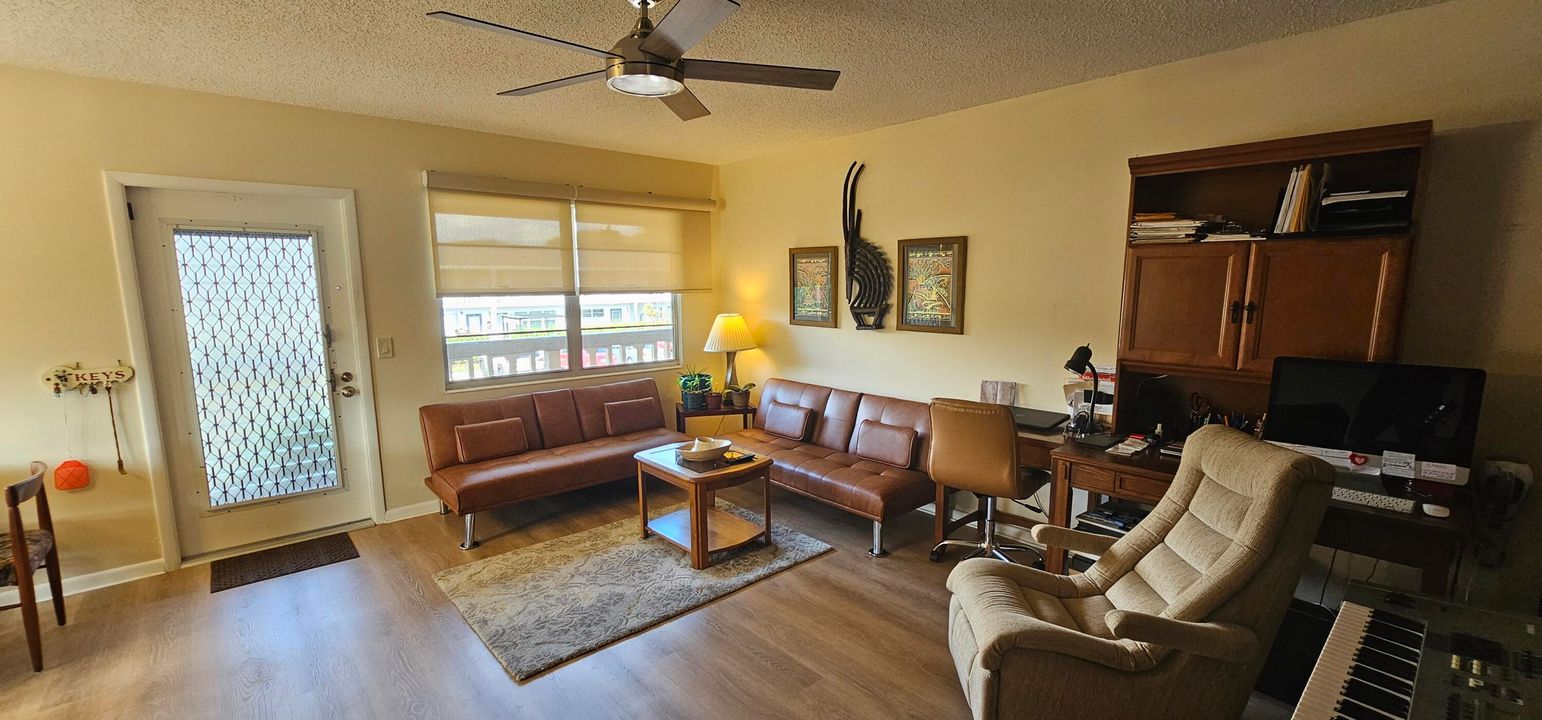 For Sale: $139,900 (2 beds, 1 baths, 820 Square Feet)