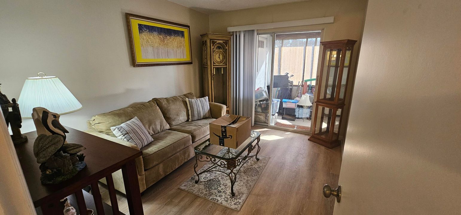 For Sale: $139,900 (2 beds, 1 baths, 820 Square Feet)