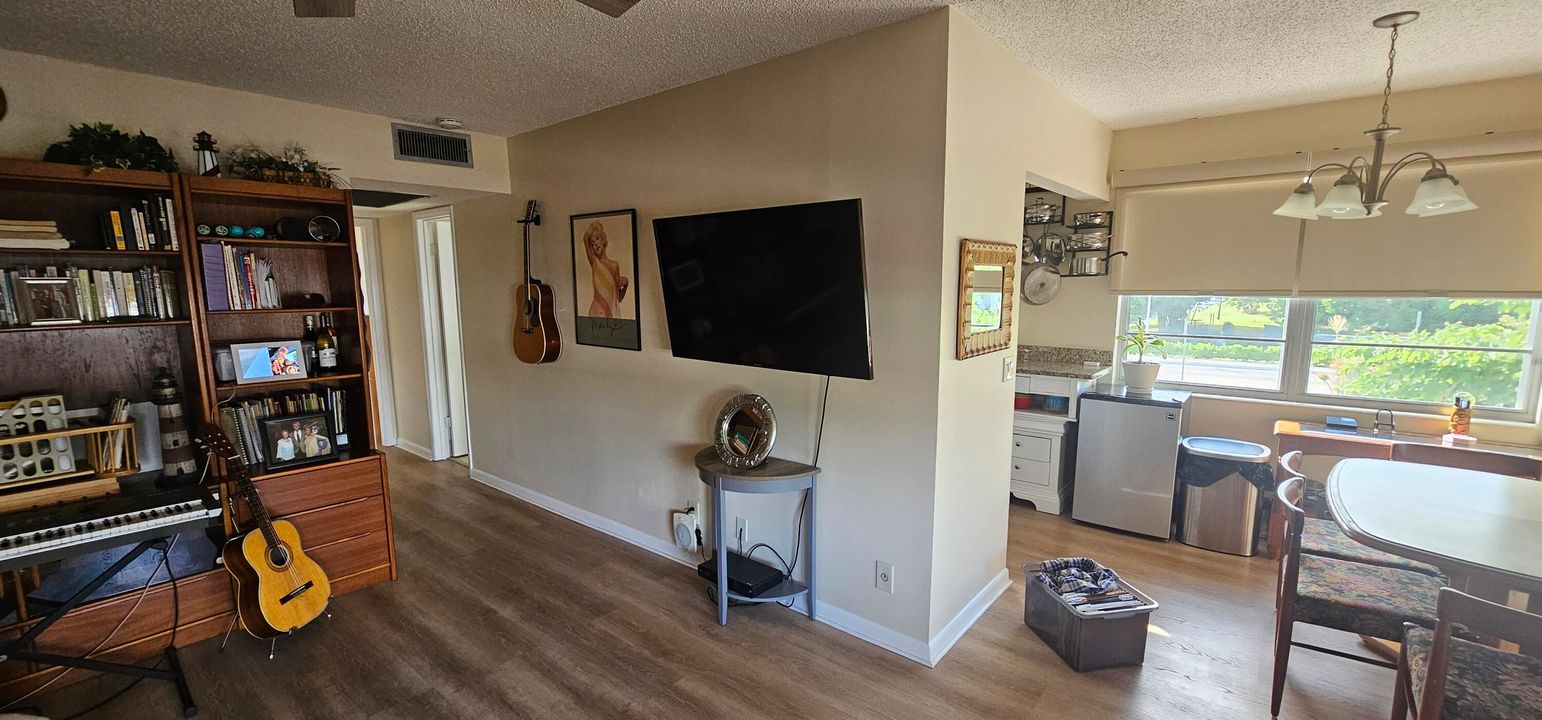 For Sale: $139,900 (2 beds, 1 baths, 820 Square Feet)