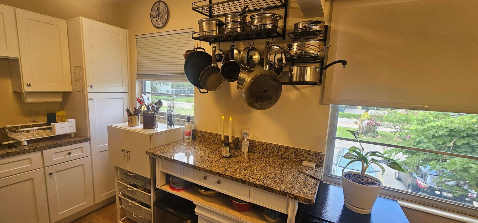 For Sale: $139,900 (2 beds, 1 baths, 820 Square Feet)