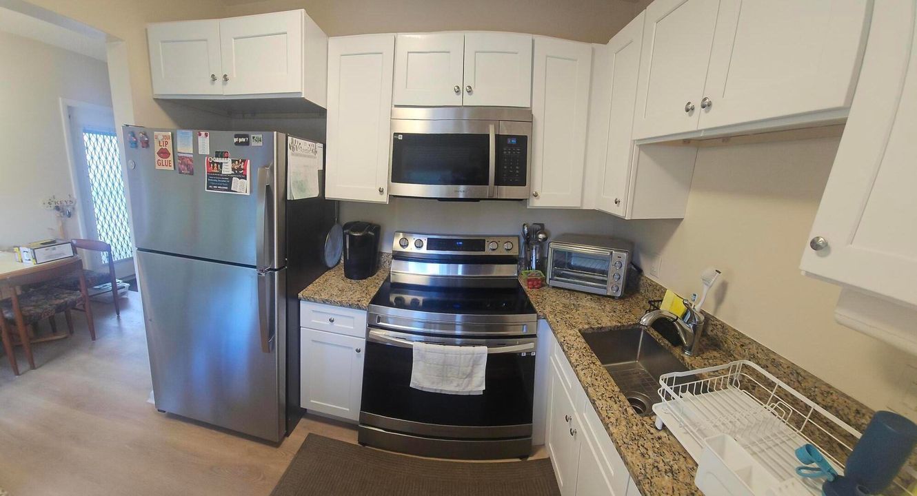 For Sale: $139,900 (2 beds, 1 baths, 820 Square Feet)