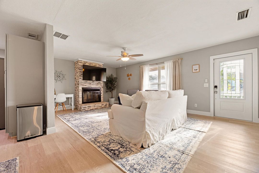 For Sale: $524,900 (3 beds, 2 baths, 1323 Square Feet)