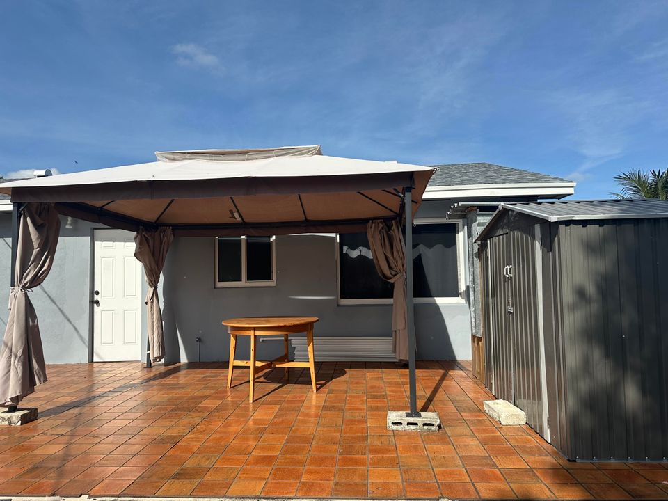 For Rent: $2,400 (2 beds, 2 baths, 1110 Square Feet)