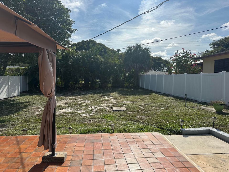 For Rent: $2,400 (2 beds, 2 baths, 1110 Square Feet)