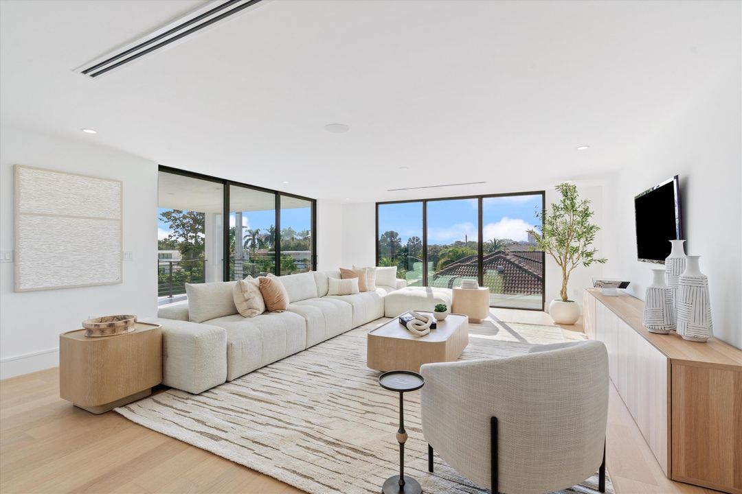 For Sale: $5,695,000 (5 beds, 6 baths, 5228 Square Feet)