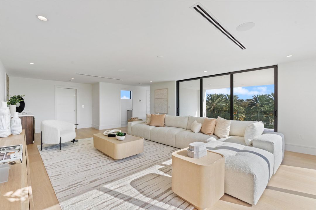 For Sale: $5,695,000 (5 beds, 6 baths, 5228 Square Feet)