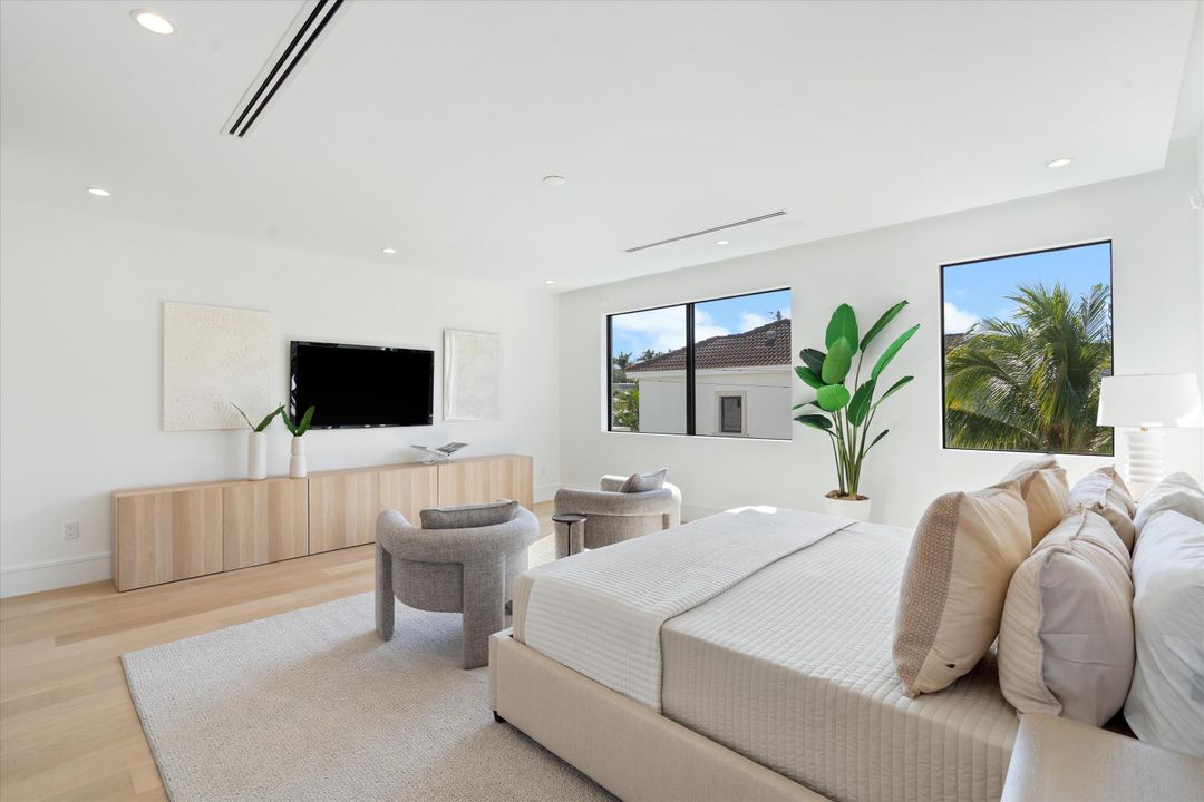 For Sale: $5,695,000 (5 beds, 6 baths, 5228 Square Feet)