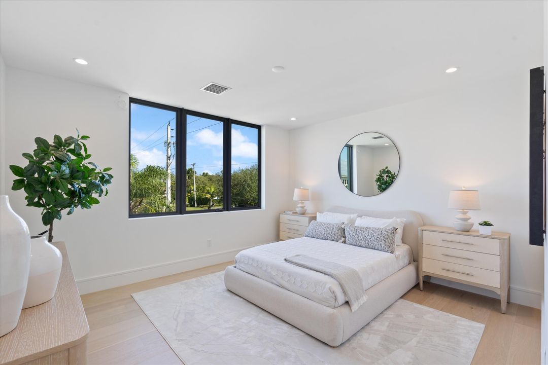 For Sale: $5,695,000 (5 beds, 6 baths, 5228 Square Feet)