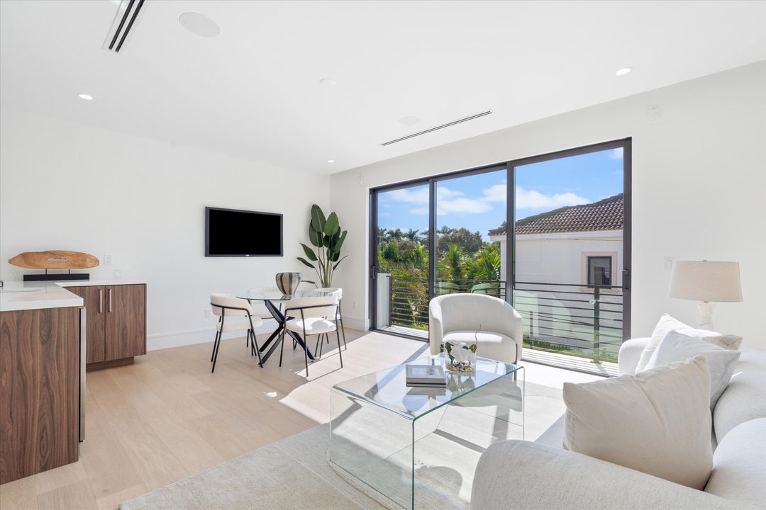 For Sale: $5,695,000 (5 beds, 6 baths, 5228 Square Feet)