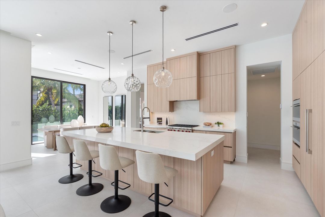 For Sale: $5,695,000 (5 beds, 6 baths, 5228 Square Feet)