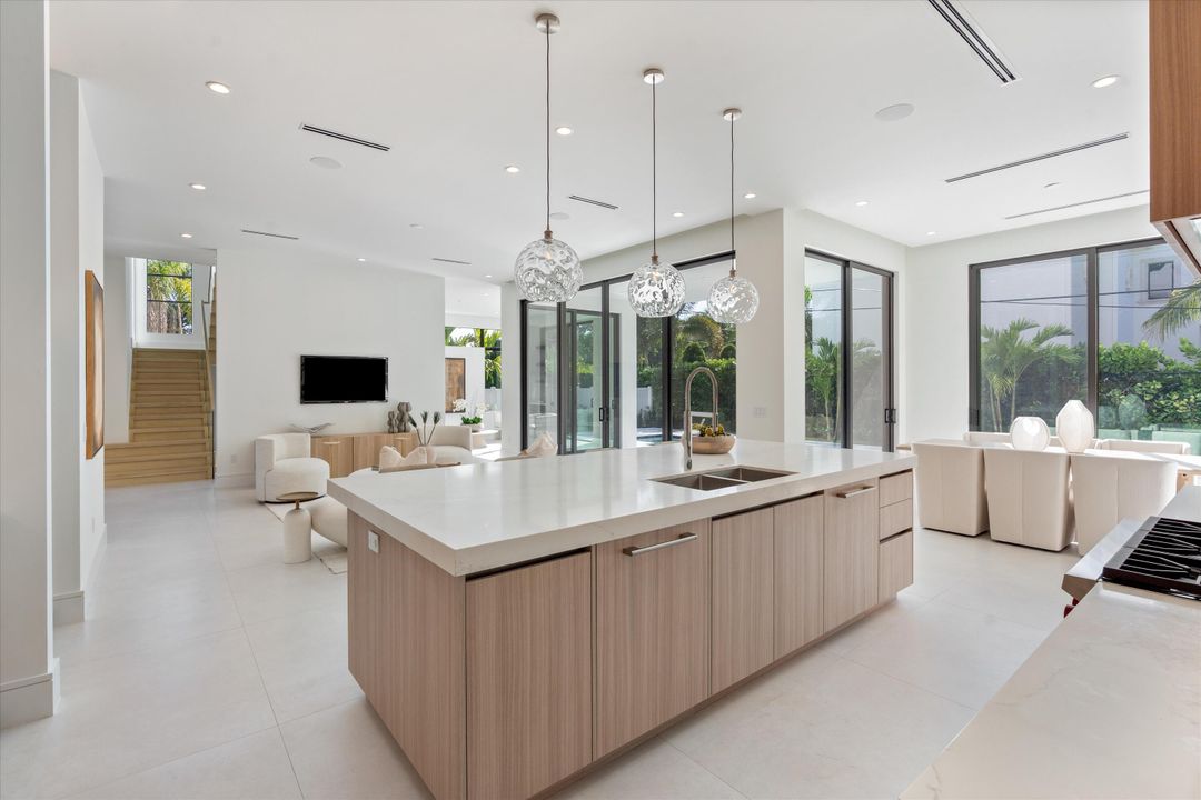 For Sale: $5,695,000 (5 beds, 6 baths, 5228 Square Feet)