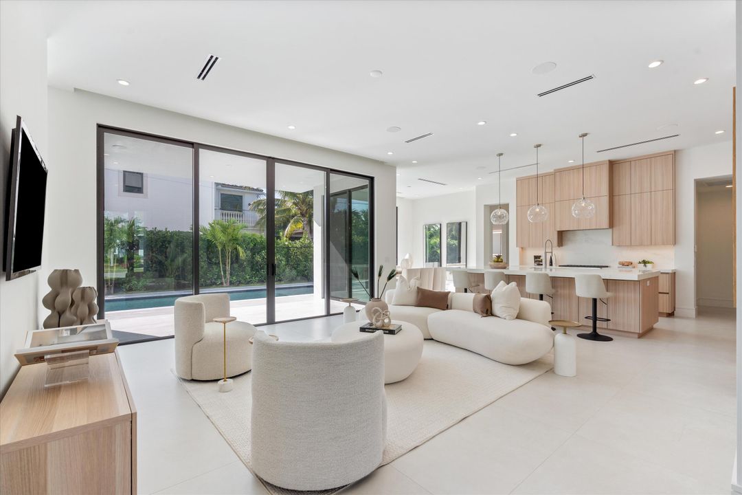 For Sale: $5,695,000 (5 beds, 6 baths, 5228 Square Feet)