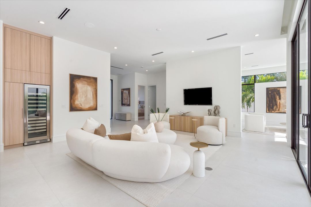 For Sale: $5,695,000 (5 beds, 6 baths, 5228 Square Feet)