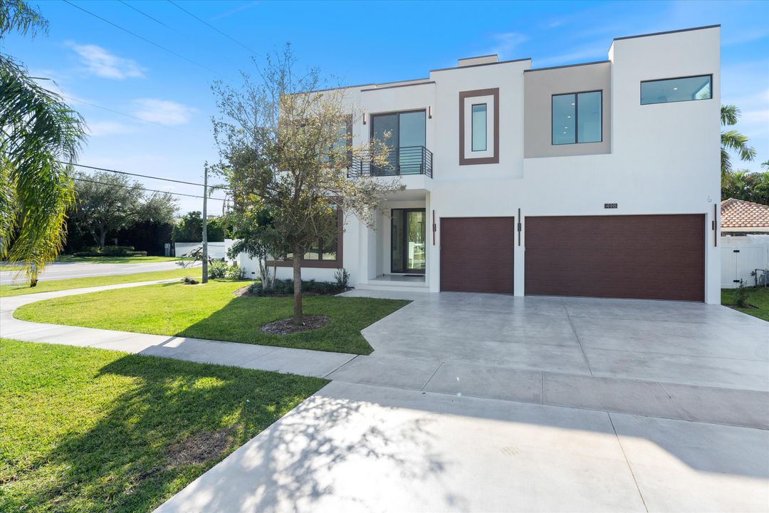 For Sale: $5,695,000 (5 beds, 6 baths, 5228 Square Feet)