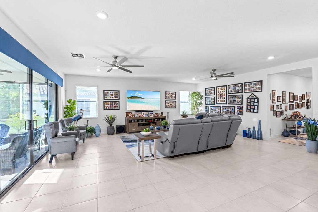 En Venta: $875,000 (4 camas, 3 baños, 2803 Pies cuadrados)