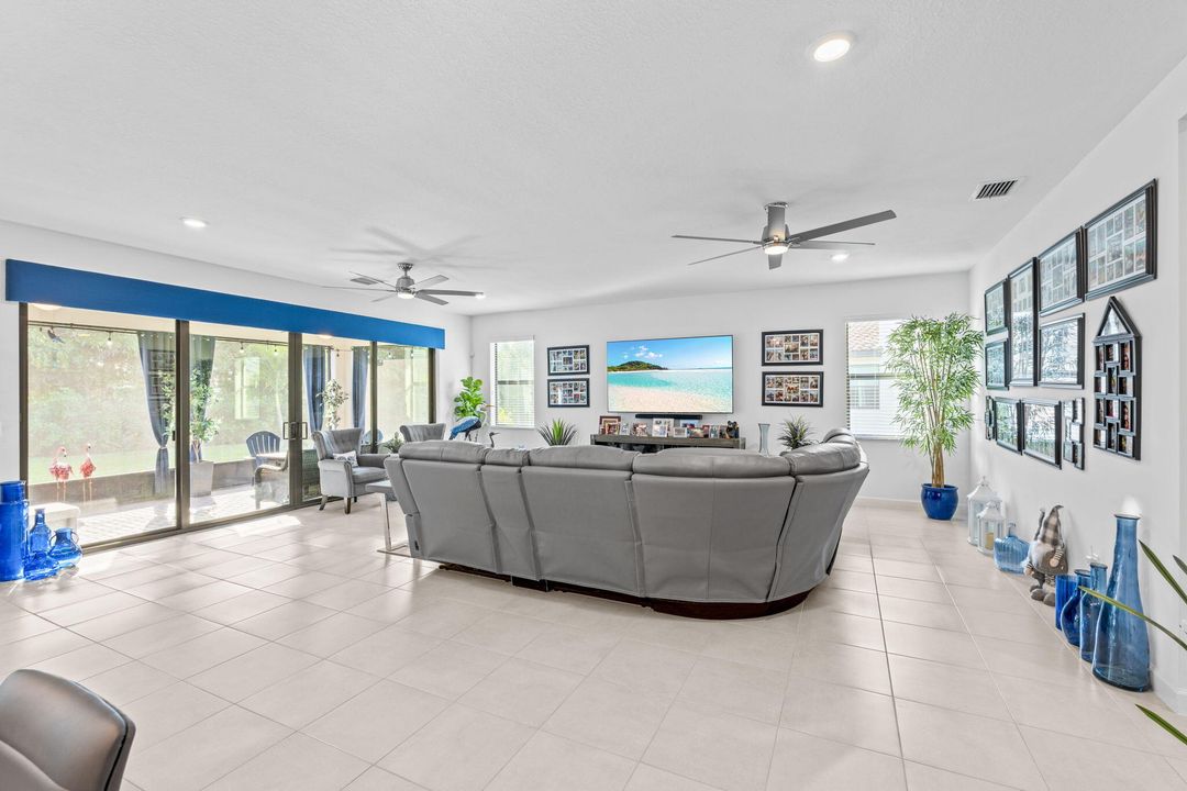 En Venta: $875,000 (4 camas, 3 baños, 2803 Pies cuadrados)