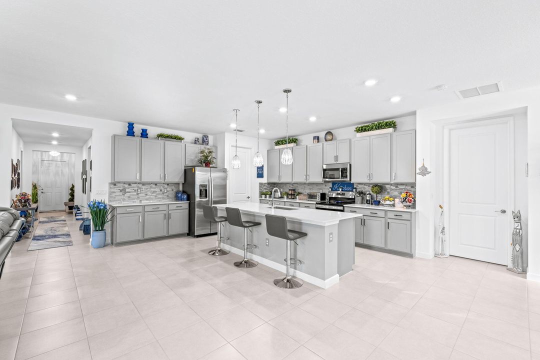 En Venta: $875,000 (4 camas, 3 baños, 2803 Pies cuadrados)