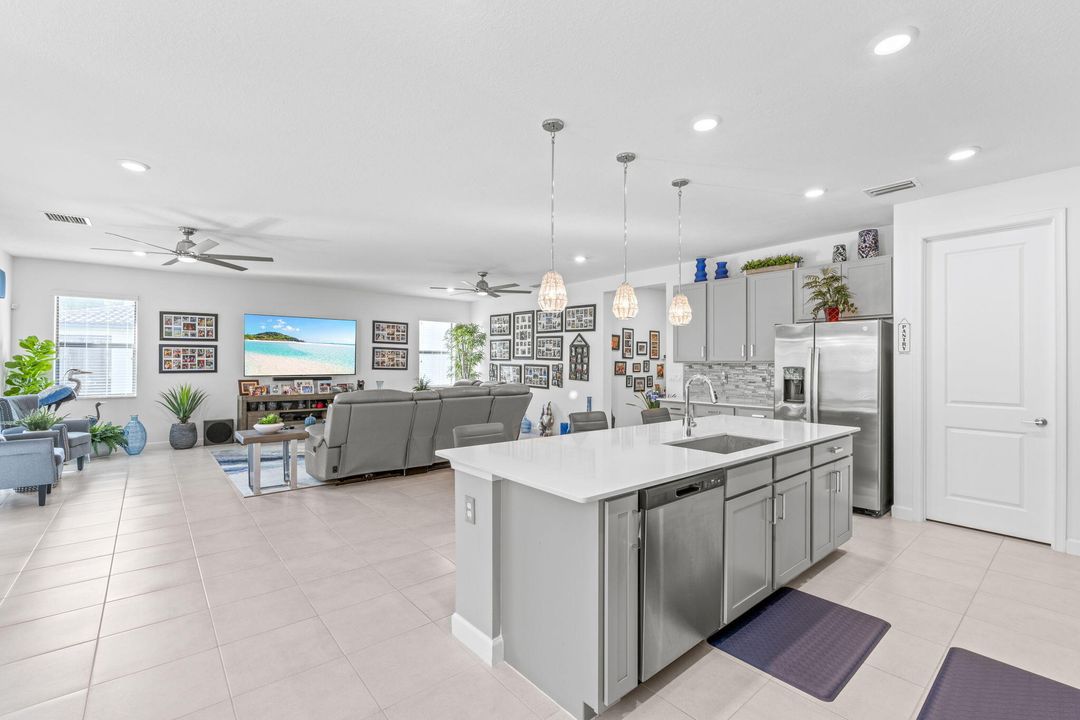 En Venta: $875,000 (4 camas, 3 baños, 2803 Pies cuadrados)