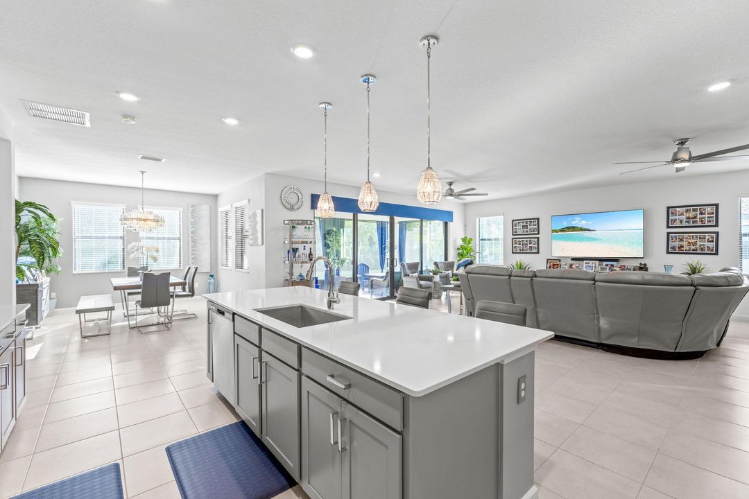 En Venta: $875,000 (4 camas, 3 baños, 2803 Pies cuadrados)