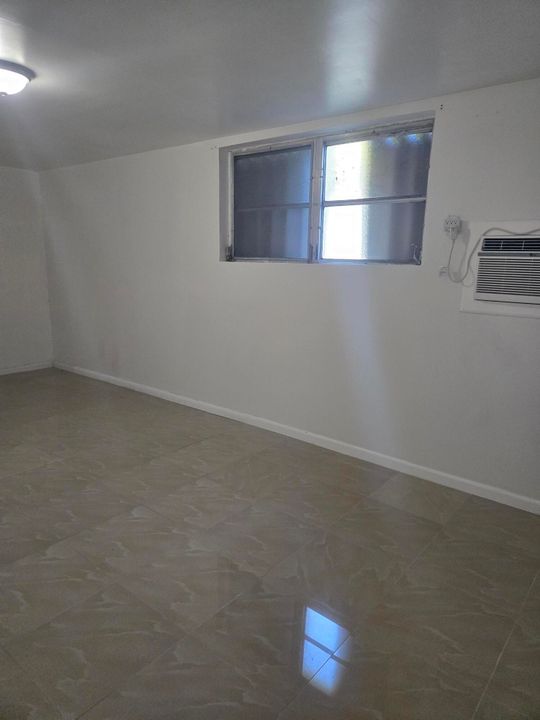For Rent: $2,850 (3 beds, 1 baths, 1240 Square Feet)