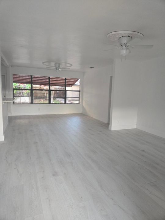 For Rent: $2,850 (3 beds, 1 baths, 1240 Square Feet)