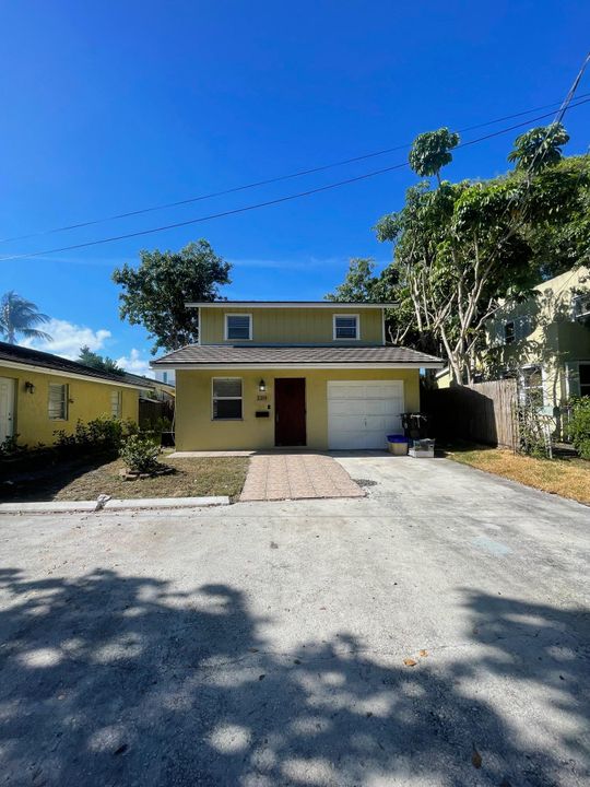 For Rent: $2,500 (3 beds, 1 baths, 906 Square Feet)