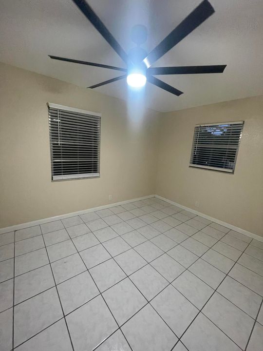 For Rent: $2,500 (3 beds, 1 baths, 906 Square Feet)