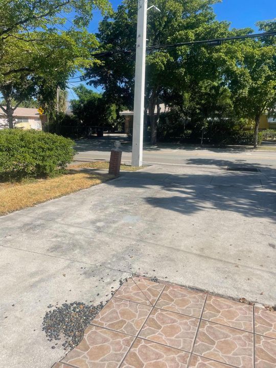 For Rent: $2,500 (3 beds, 1 baths, 906 Square Feet)