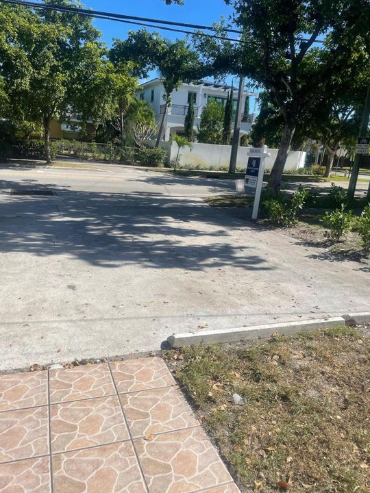 For Rent: $2,500 (3 beds, 1 baths, 906 Square Feet)