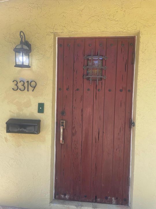 For Rent: $2,500 (3 beds, 1 baths, 906 Square Feet)