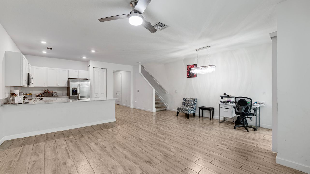 En Venta: $445,000 (4 camas, 2 baños, 1861 Pies cuadrados)