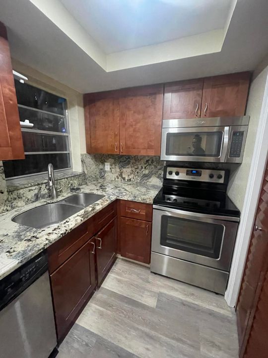 For Rent: $2,500 (3 beds, 1 baths, 906 Square Feet)