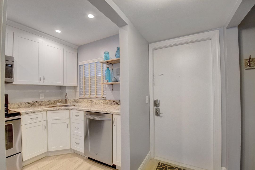 For Rent: $3,000 (2 beds, 2 baths, 948 Square Feet)