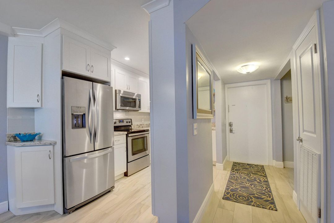 For Rent: $3,000 (2 beds, 2 baths, 948 Square Feet)