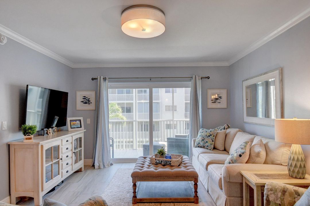 For Rent: $3,000 (2 beds, 2 baths, 948 Square Feet)