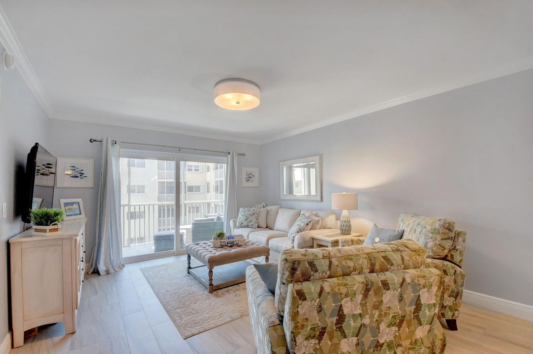 For Rent: $3,000 (2 beds, 2 baths, 948 Square Feet)