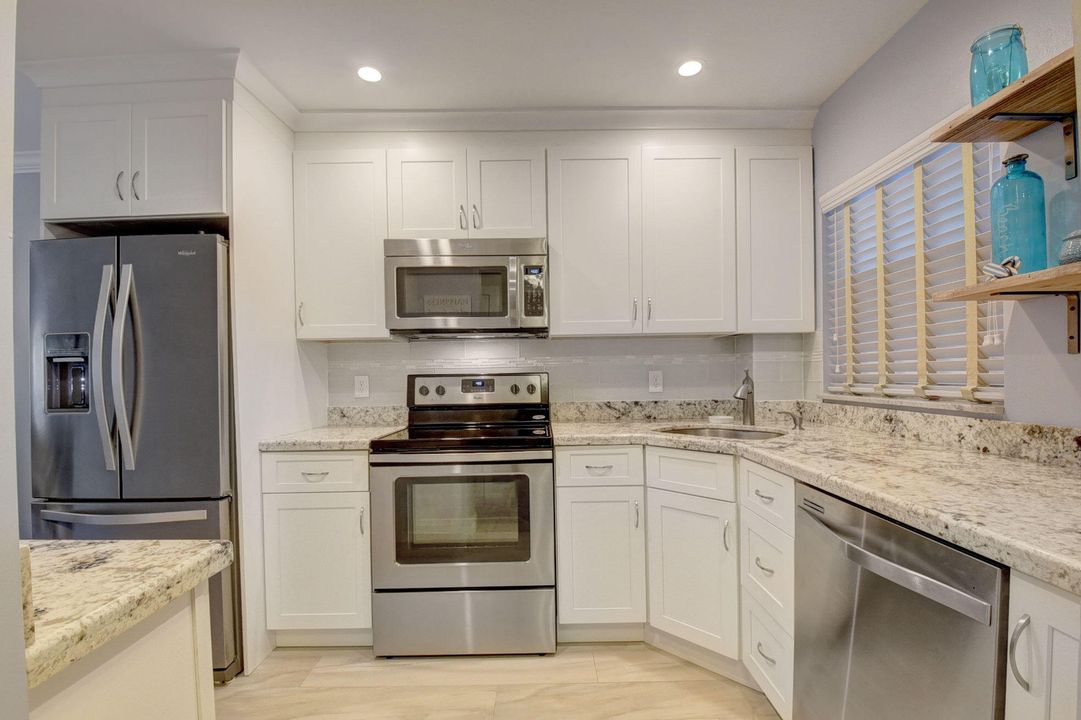 For Rent: $3,000 (2 beds, 2 baths, 948 Square Feet)