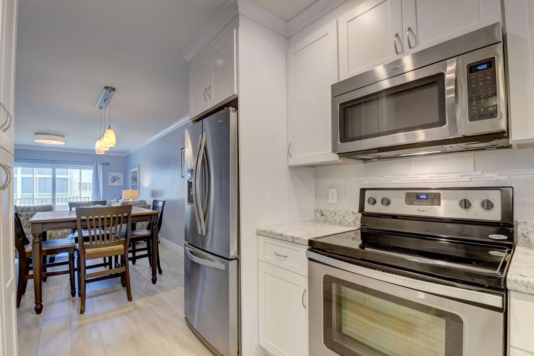 For Rent: $3,000 (2 beds, 2 baths, 948 Square Feet)