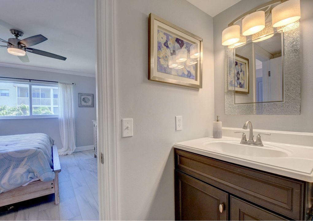 For Rent: $3,000 (2 beds, 2 baths, 948 Square Feet)