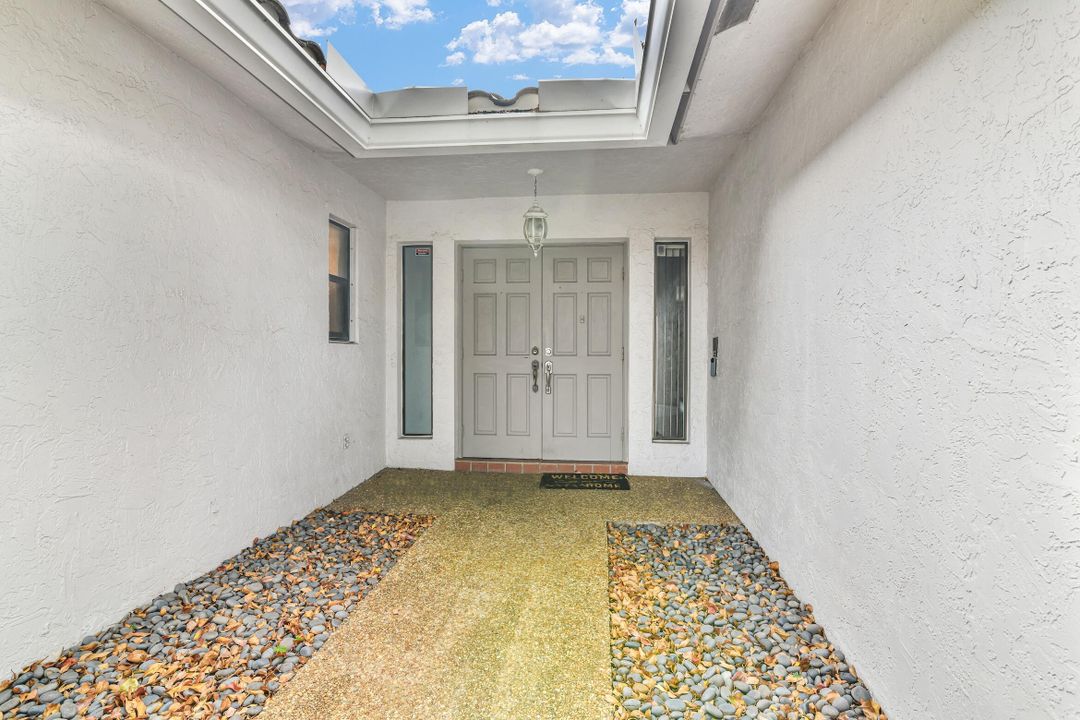 For Sale: $600,000 (4 beds, 2 baths, 2079 Square Feet)