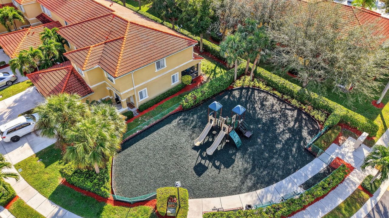 For Rent: $2,995 (4 beds, 2 baths, 1681 Square Feet)