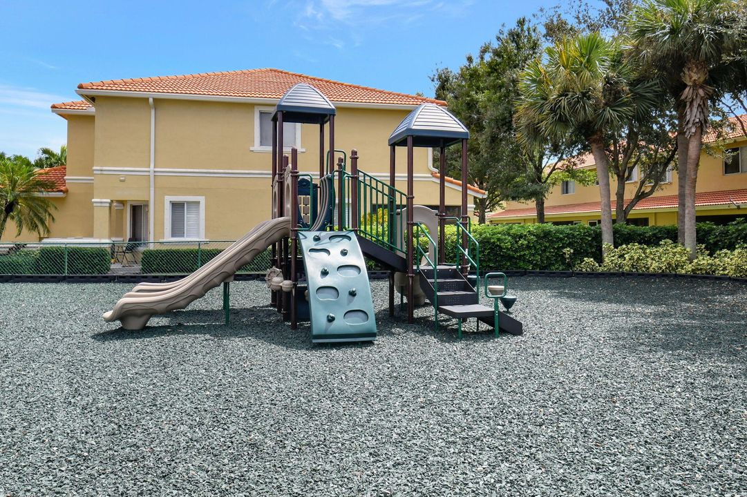 For Rent: $2,995 (4 beds, 2 baths, 1681 Square Feet)