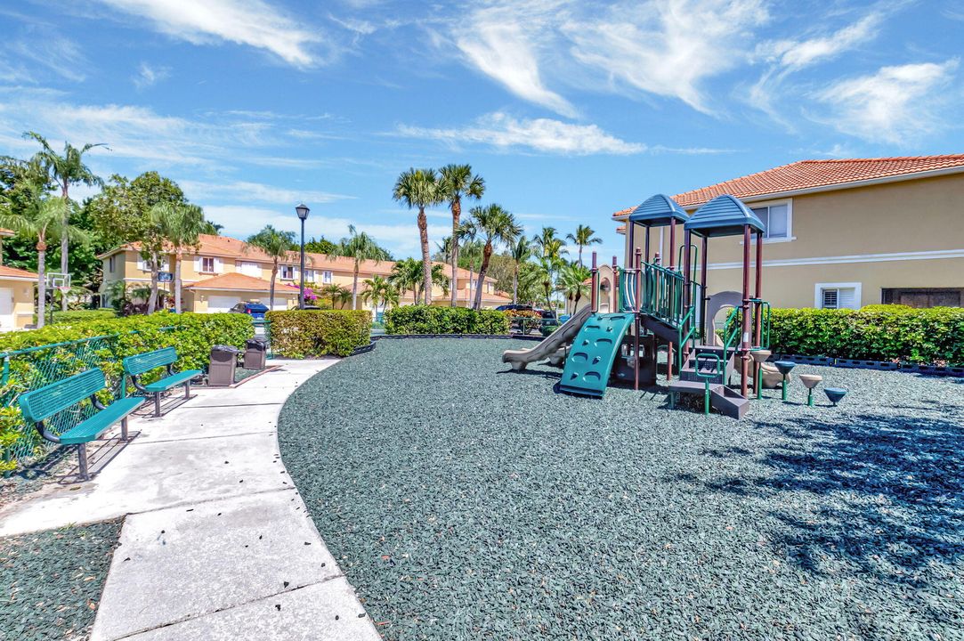 For Rent: $2,995 (4 beds, 2 baths, 1681 Square Feet)