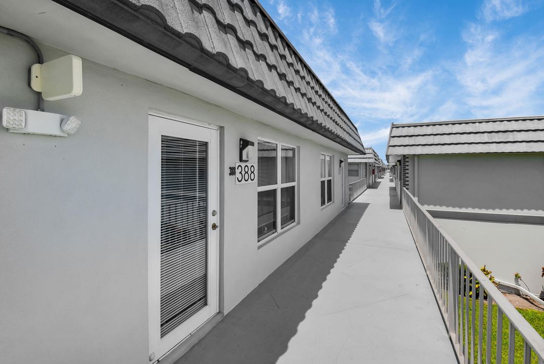 For Rent: $1,975 (2 beds, 2 baths, 920 Square Feet)