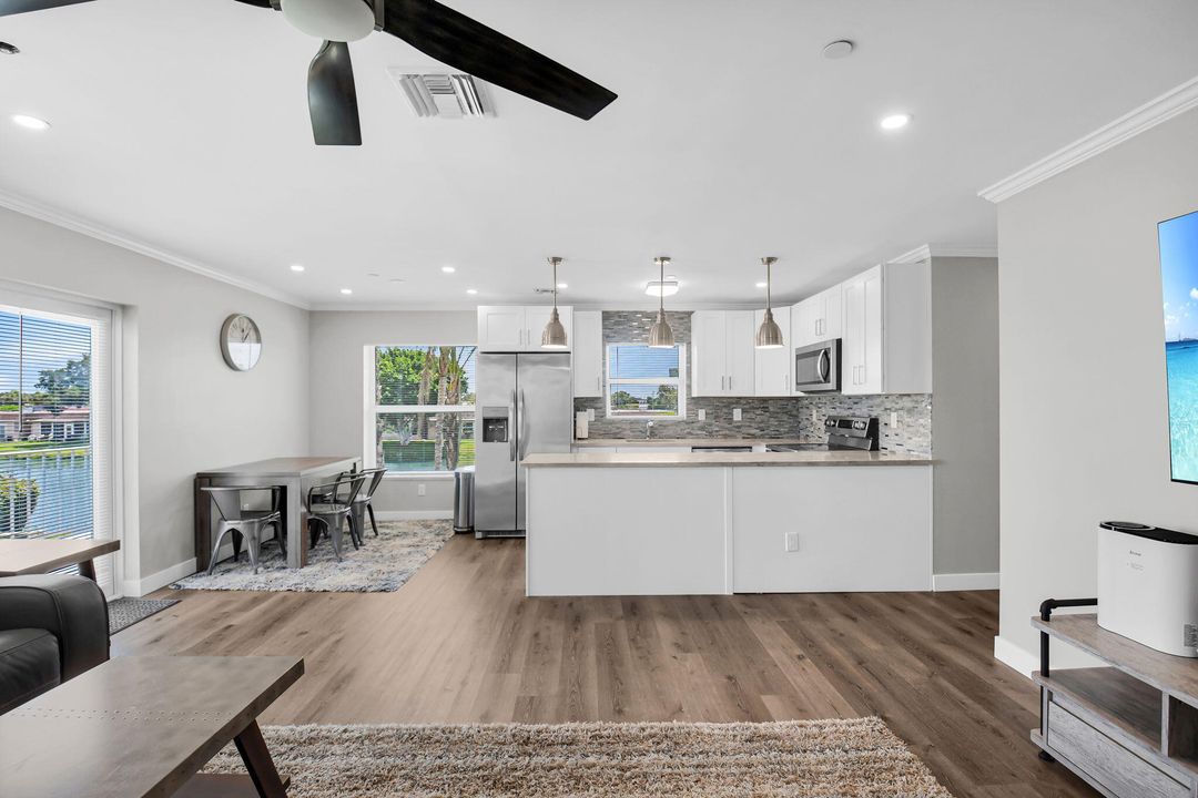 For Rent: $1,975 (2 beds, 2 baths, 920 Square Feet)